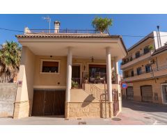 CHALET EN ESQUINA CON AMPLIO GARAJE Y SOLÁRIUM EN RAFAL.