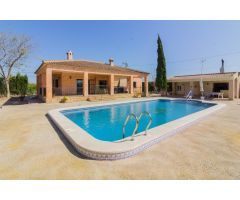 IMPRESIONANTE CHALET CON PISCINA Y AMPLIO JARDÍN.