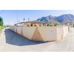 VILLA DE LUJO CON PISCINA PRIVADA Y PARCELA DE 3.100M2 EN REDOVÁN.