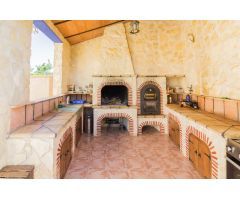 VILLA DE LUJO CON PISCINA PRIVADA Y PARCELA DE 3.100M2 EN REDOVÁN.