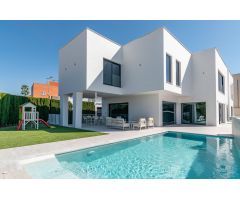 ESPECTACULAR VIVIENDA CON PISCINA Y GIMNASIO CON JACUZZI