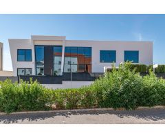 ESPECTACULAR VIVIENDA CON PISCINA Y GIMNASIO CON JACUZZI