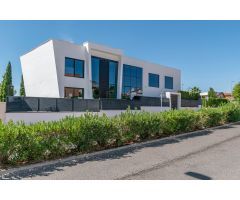 ESPECTACULAR VIVIENDA CON PISCINA Y GIMNASIO CON JACUZZI