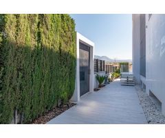 ESPECTACULAR VIVIENDA CON PISCINA Y GIMNASIO CON JACUZZI