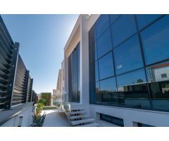 ESPECTACULAR VIVIENDA CON PISCINA Y GIMNASIO CON JACUZZI