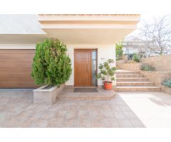 ¡Descubre el hogar de tus sueños en este espectacular chalet independiente!