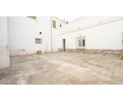 CASA Y LOCAL COMERCIAL EN GRAN TERRENO DE 420 M2