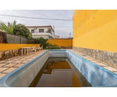 Magnífico chalet de 1000 m2 de parcela con  295 m2 construidos, piscina, jardines y patios