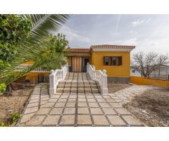 Magnífico chalet de 1000 m2 de parcela con  295 m2 construidos, piscina, jardines y patios