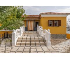 Magnífico chalet de 1000 m2 de parcela con  295 m2 construidos, piscina, jardines y patios