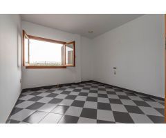 Magnífico chalet de 1000 m2 de parcela con  295 m2 construidos, piscina, jardines y patios