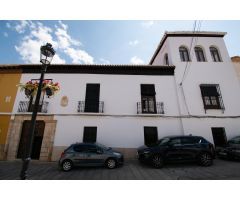 Casa de grandes dimensiones ubicada en la calle Duende, cerca de la Plaza del Conde Luque.