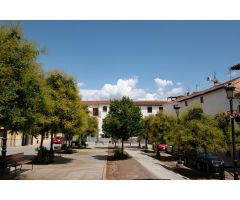 Casa de grandes dimensiones ubicada en la calle Duende, cerca de la Plaza del Conde Luque.