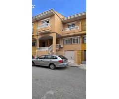 ¡Espaciosa casa adosada en Ambroz, Vegas del Genil! Con patio, sótano y calefacción