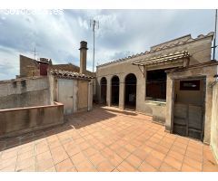 VENTA DE EDIFICIO RÚSTICO CON LOCAL Y DOS VIVIENDAS CON TERRAZAS EN EL CENTRO DE LA BISBAL DEMPORDÀ