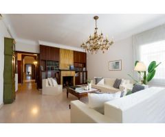 ¡MAGNÍFICA CASA CON PATIO Y GARAJE EN ZONA HOSTAFRANCS!