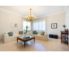 ¡MAGNÍFICA CASA CON PATIO Y GARAJE EN ZONA HOSTAFRANCS!