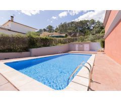 ADOSADO EN SERRA CON PISCINA