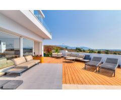 Increíble villa de 4 habitaciones en primera línea de golf con piscina privada y vistas al mar en La