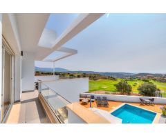 Increíble villa de 4 habitaciones en primera línea de golf con piscina privada y vistas al mar en La