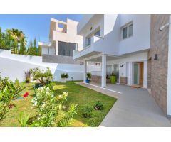 Increíble villa de 4 habitaciones en primera línea de golf con piscina privada y vistas al mar en La