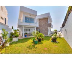 Increíble villa de 4 habitaciones en primera línea de golf con piscina privada y vistas al mar en La