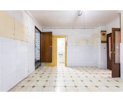 VIVIENDA FAMILIAR EN CALLE MAYOR DE LOS GARRES