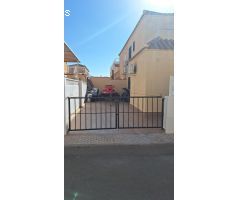 Adosado con piscina en zona Carrefour, Torrevieja