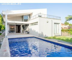 Exclusiva Villa de estilo moderno con piscina en Alcudia.