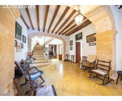 Majestuosa Residencia Histórica en Pollença: Oportunidad Única para Convertirla