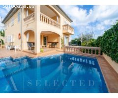 Encantador Chalet con Piscina en la Exclusiva Son Serra de Marina, Mallorca
