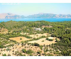 Descubra la elegancia y el lujo de esta impresionante villa en Alcudia,