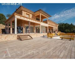 Descubra la elegancia y el lujo de esta impresionante villa en Alcudia,
