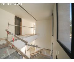 Descubra la elegancia y el lujo de esta impresionante villa en Alcudia,