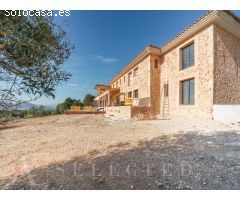 Descubra la elegancia y el lujo de esta impresionante villa en Alcudia,