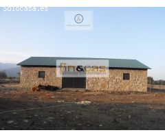 Edificación con agua en finca rustica.