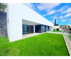 Disponemos de una fantástica villa nueva y moderna.