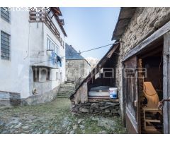 EDIFICIO CON CUADRA Y HUERTO EN ARROS