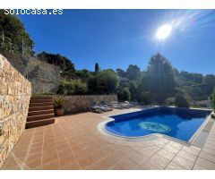 Casa en venta con licencia turística, vista al mar y piscina en Tossa de Mar
