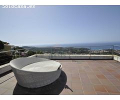 Villa moderna con piscina y vistas al mar