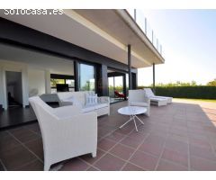 Villa moderna con piscina y vistas al mar