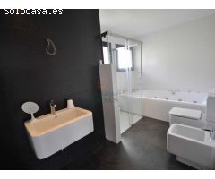 Villa moderna con piscina y vistas al mar