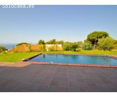 Villa moderna con piscina y vistas al mar
