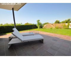 Villa moderna con piscina y vistas al mar