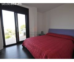 Villa moderna con piscina y vistas al mar