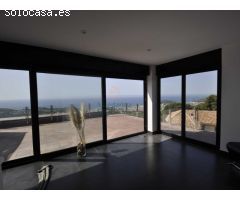 Villa moderna con piscina y vistas al mar
