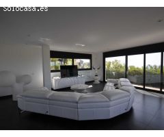 Villa moderna con piscina y vistas al mar
