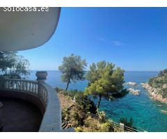 Villa de lujo sobre el mar. Ubicación única.
