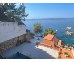 Villa de lujo sobre el mar. Ubicación única.