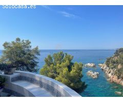 Villa de lujo sobre el mar. Ubicación única.